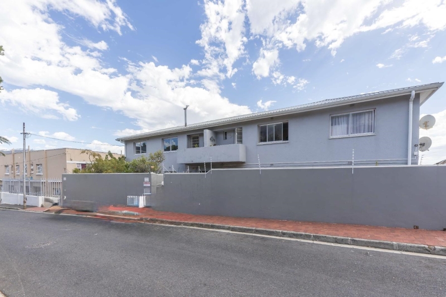 2 Bedroom Property for Sale in Vredehoek Western Cape